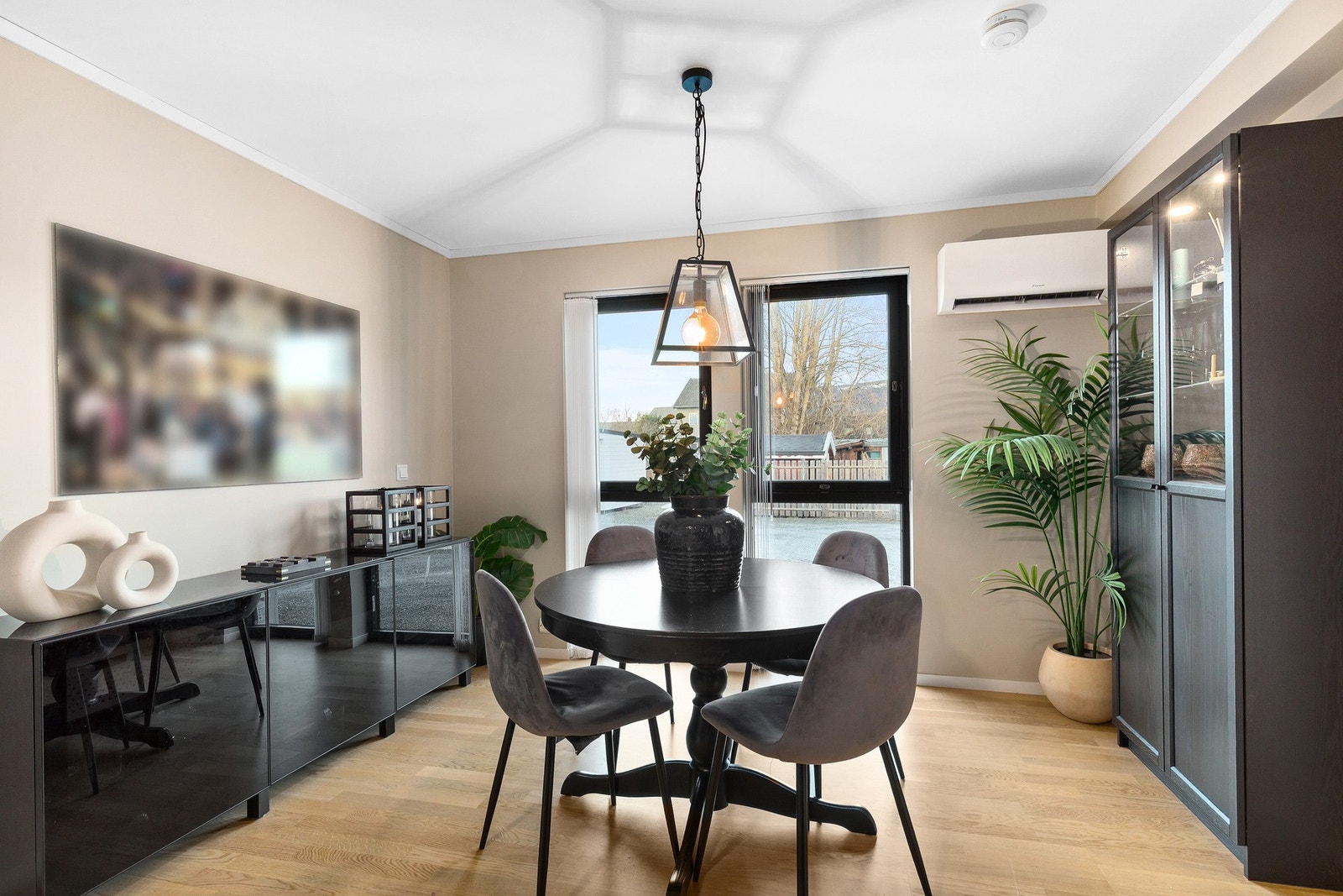 Flott løsning med egen spisestue i tilknytning til kjøkkenet Galleribilde