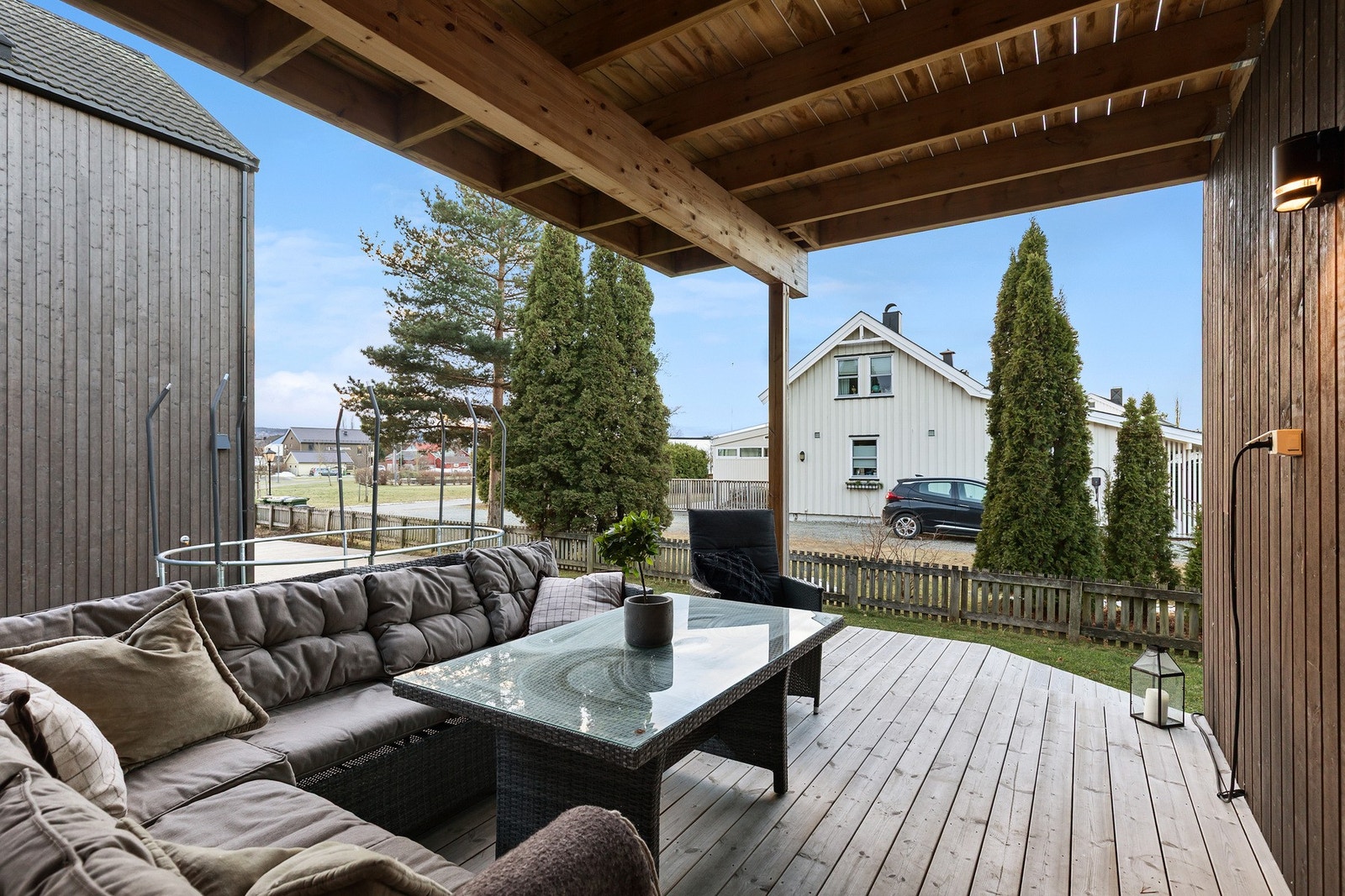 Terrassen er sørvest vendt og har takoverbygg Galleribilde