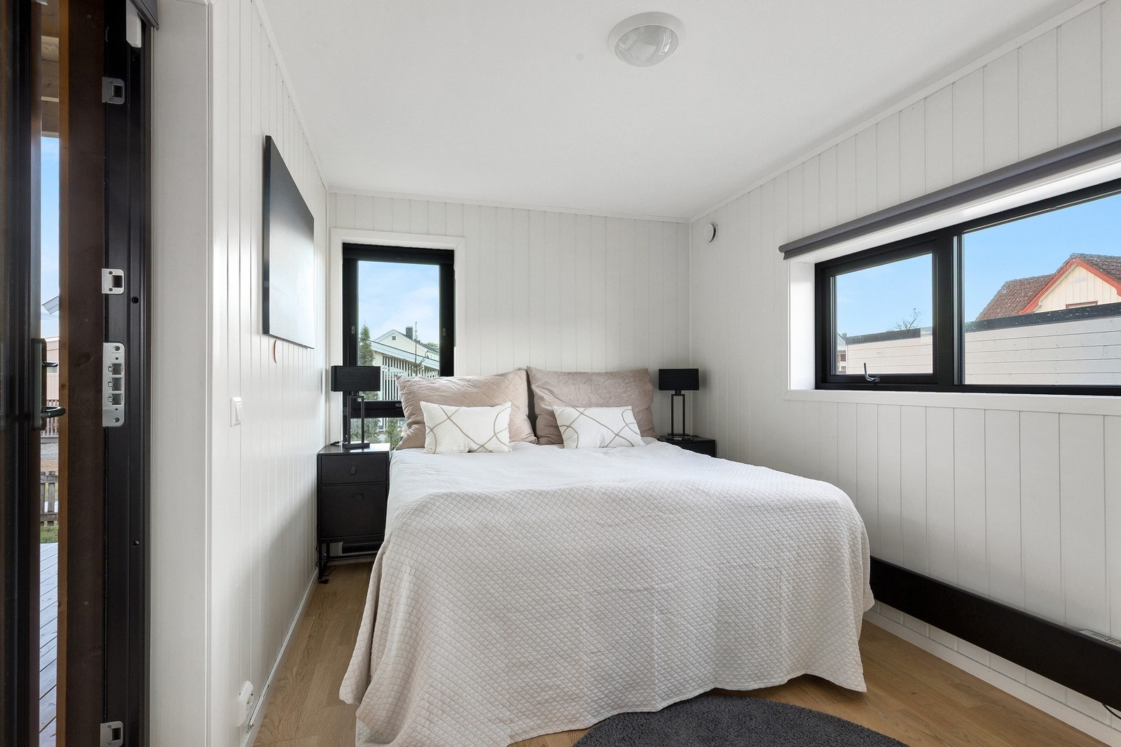 Hovedsoverommet er på 11 kvm og har direkte adkomst til terrassen Galleribilde