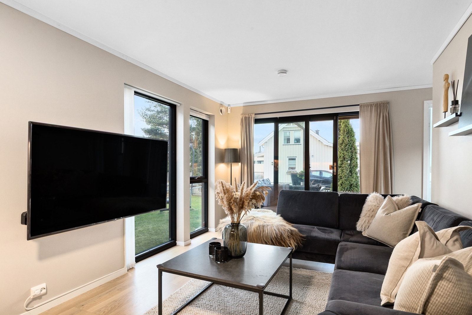 Store vindusflater gir godt med lysinnslipp Galleribilde