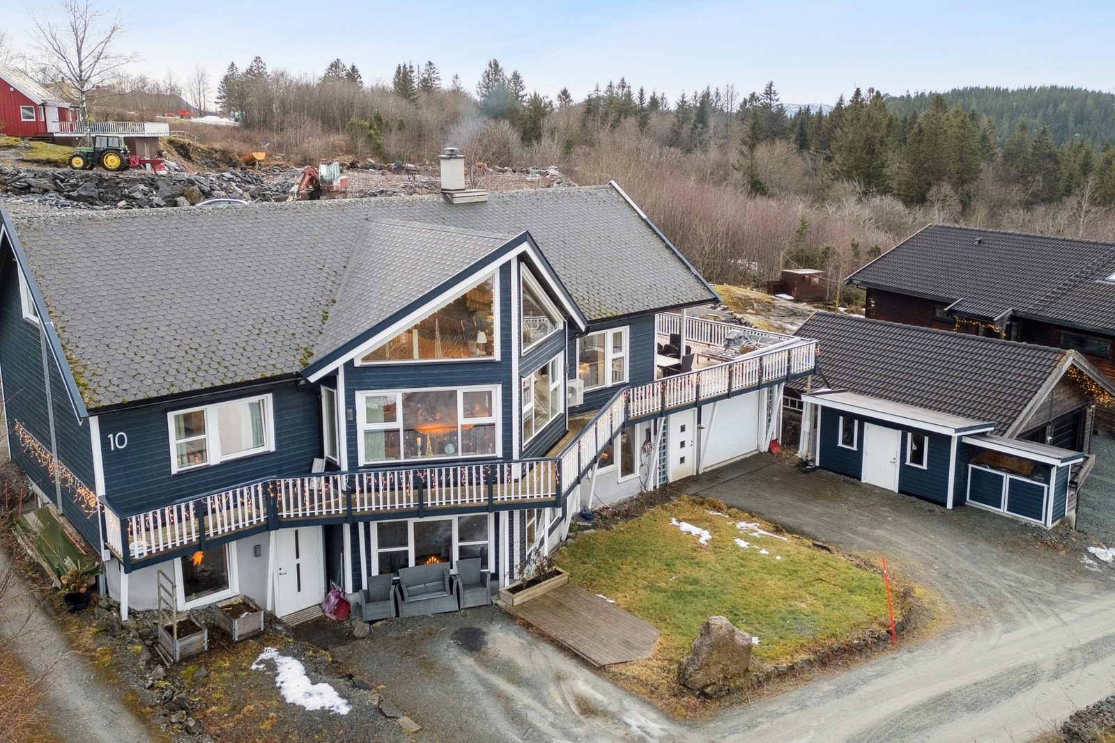 Det er godt med parkeringsplass på tomt og i integrert garasje. Galleribilde