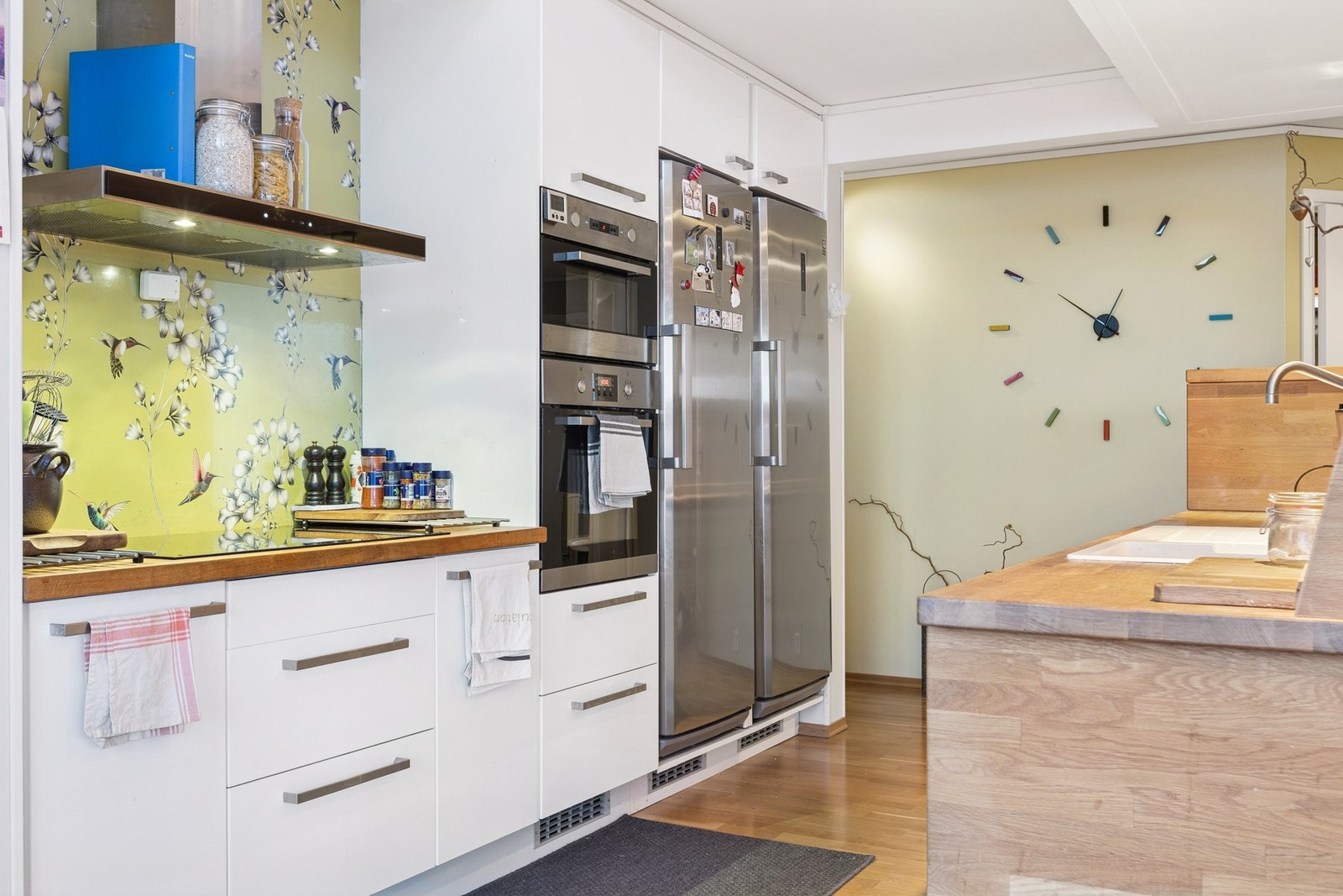 Innredning med mekanisk avtrekksvifte over stekesonen og opplegg for oppvaskmaskin. Det er integrert stekovn og platetopp. Galleribilde