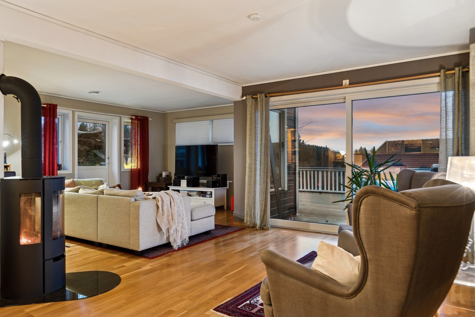 Stuen har muligheten for flere oppholdssoner. Galleribilde