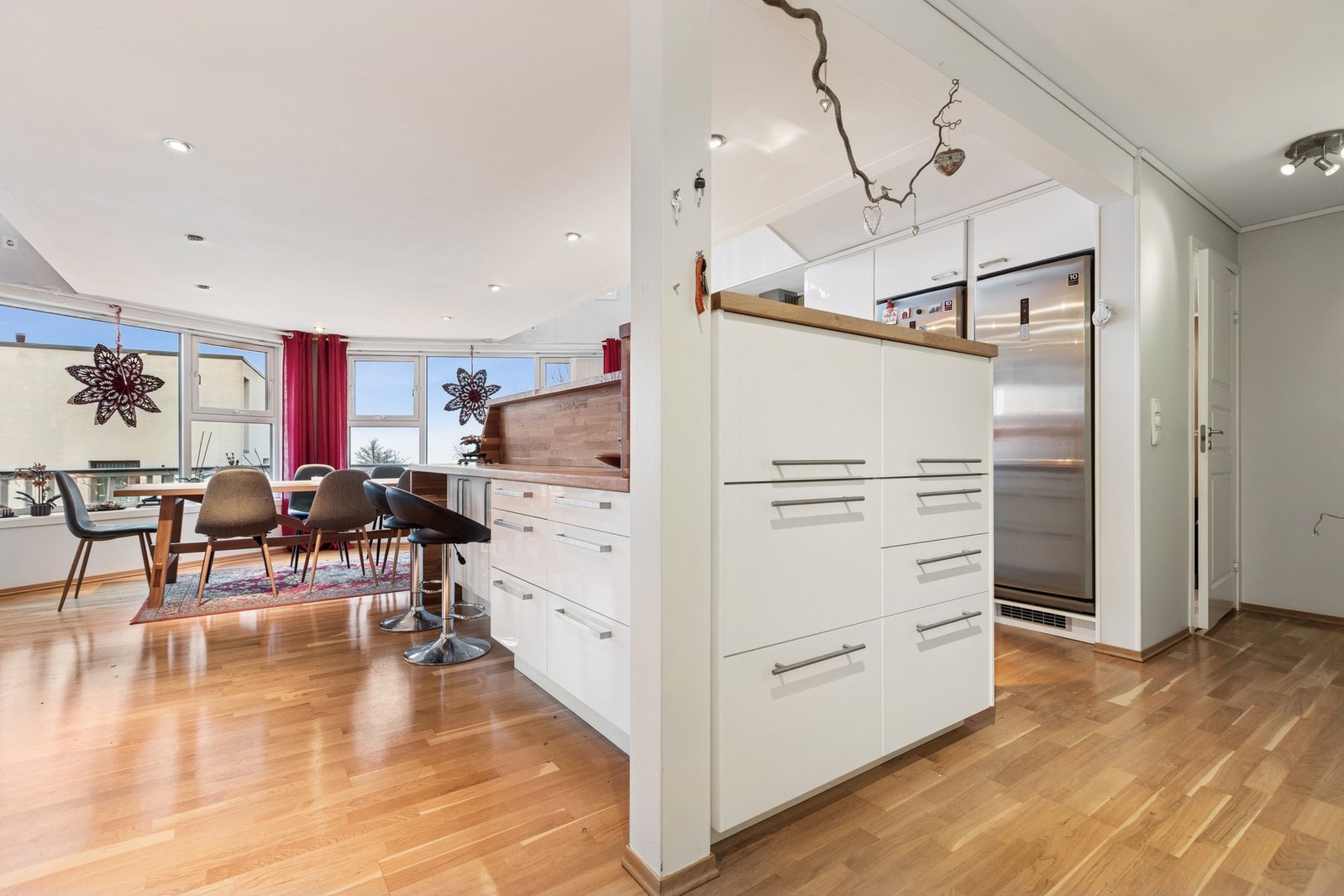 Kjøkkenet kan enkelt beskrives som gjennomtenkt, med kreative oppbevaringsløsninger. Galleribilde