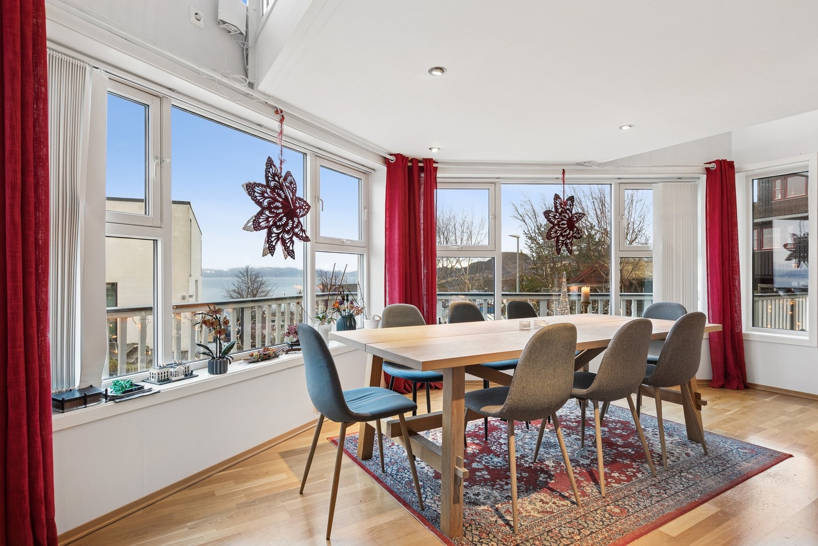 Spisestuen blir lekkert omfanget av rommets utforming. Galleribilde