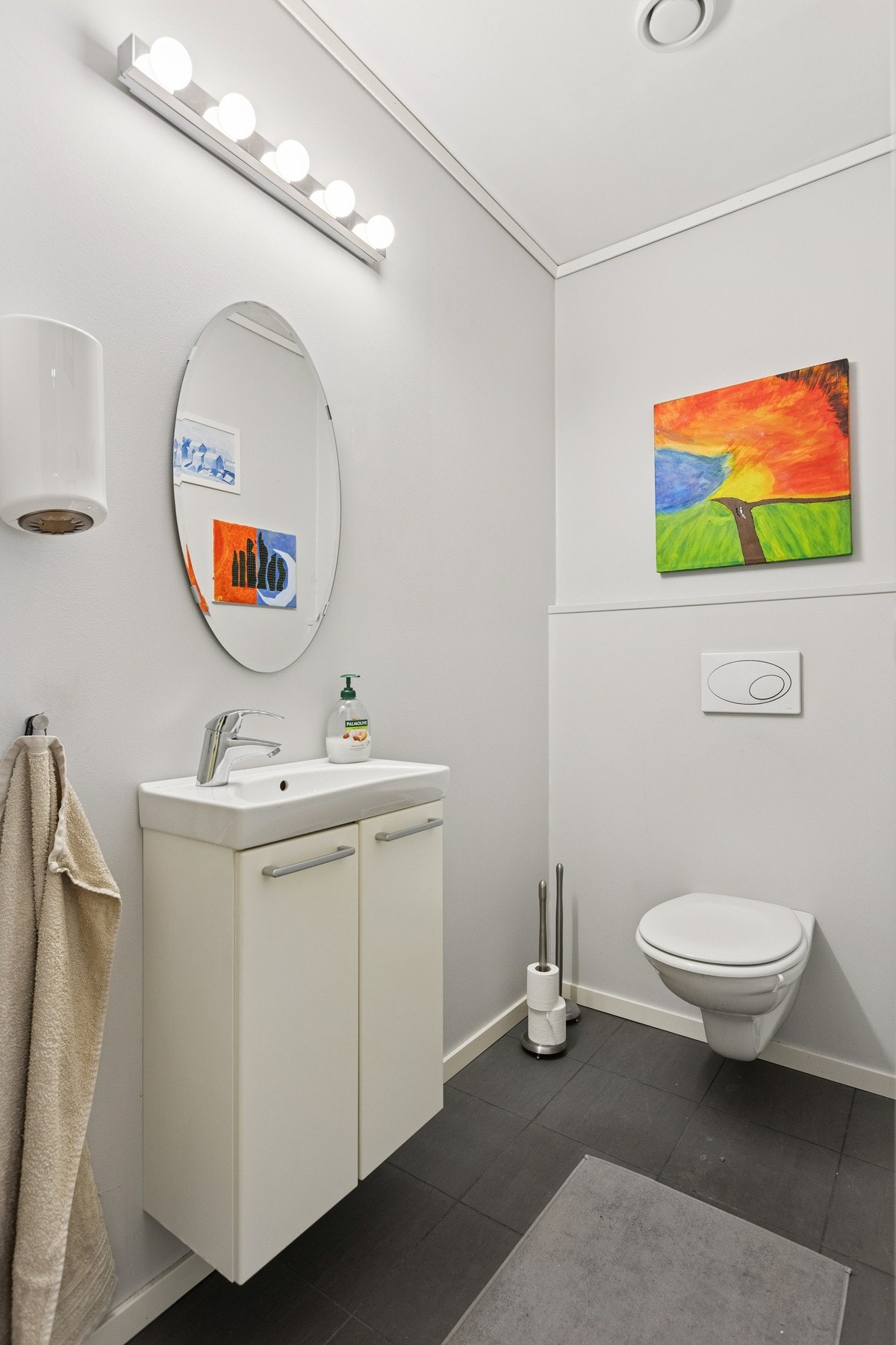 I entreen er det eget toalettrom, perfekt for gjester. Galleribilde