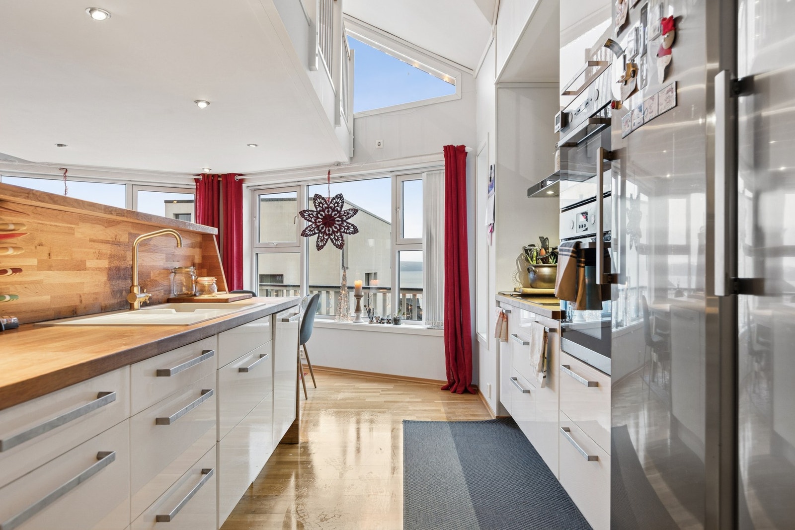 Benkeplaten er i heltre. Galleribilde