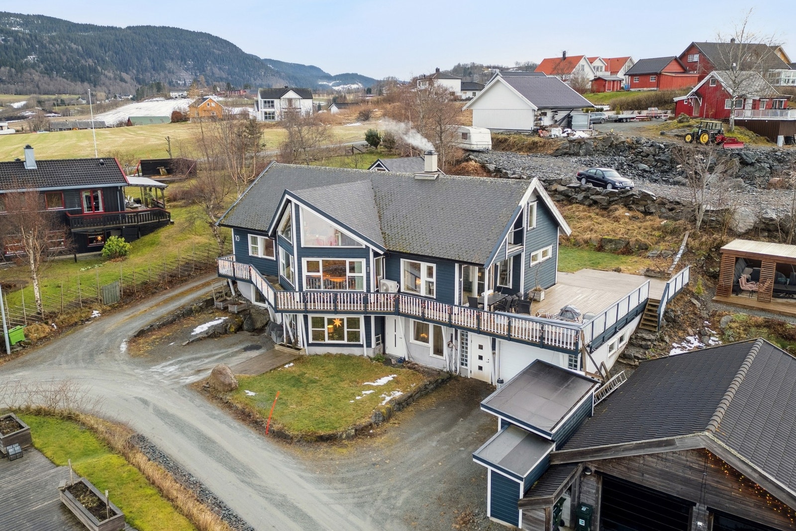 Boligen er innholdsrik, med bla. tre bad, vaskerom og utleieleilighet. Galleribilde