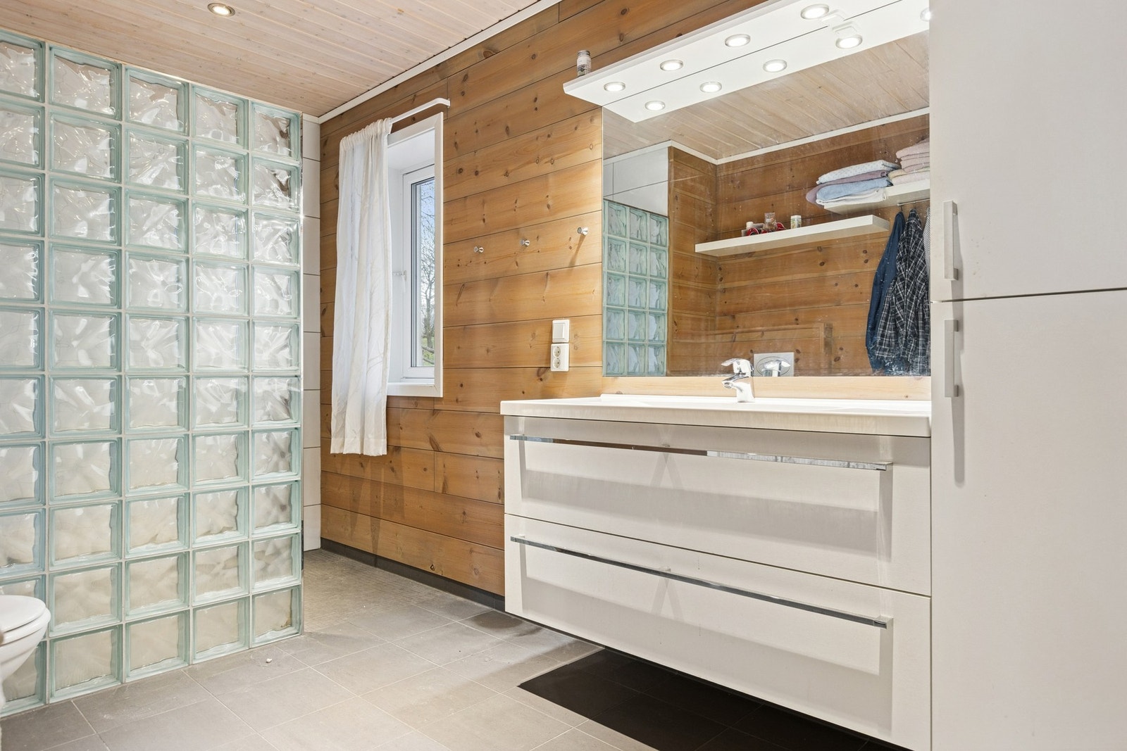 Det er tre bad i boligen, to i hoveddelen, samt en i utleieenheten. Galleribilde