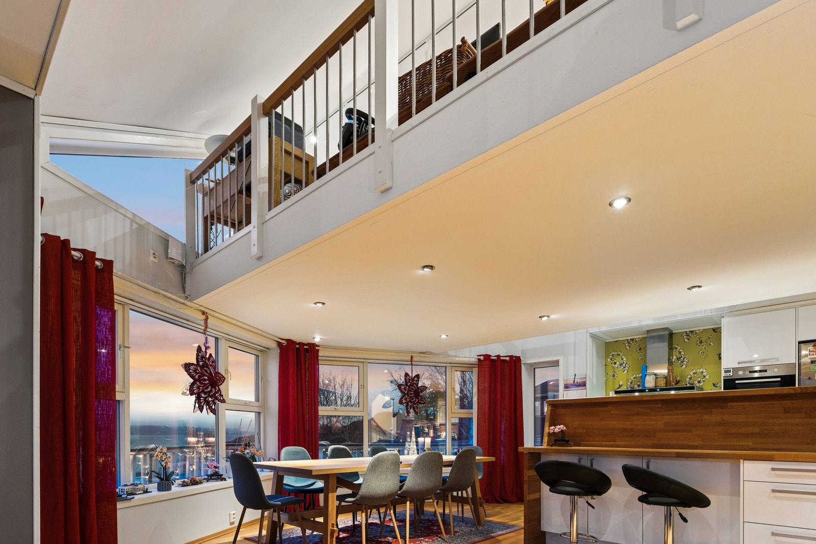 Det er hems i boligen, som gir muligheten til å ha et tre meter høyt juletre i boligen om man ønsker det. Galleribilde