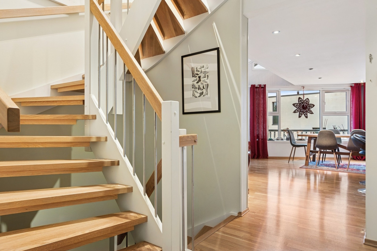 Det er tre etasjer i boligen. Vi begynner med første etasjen. Galleribilde