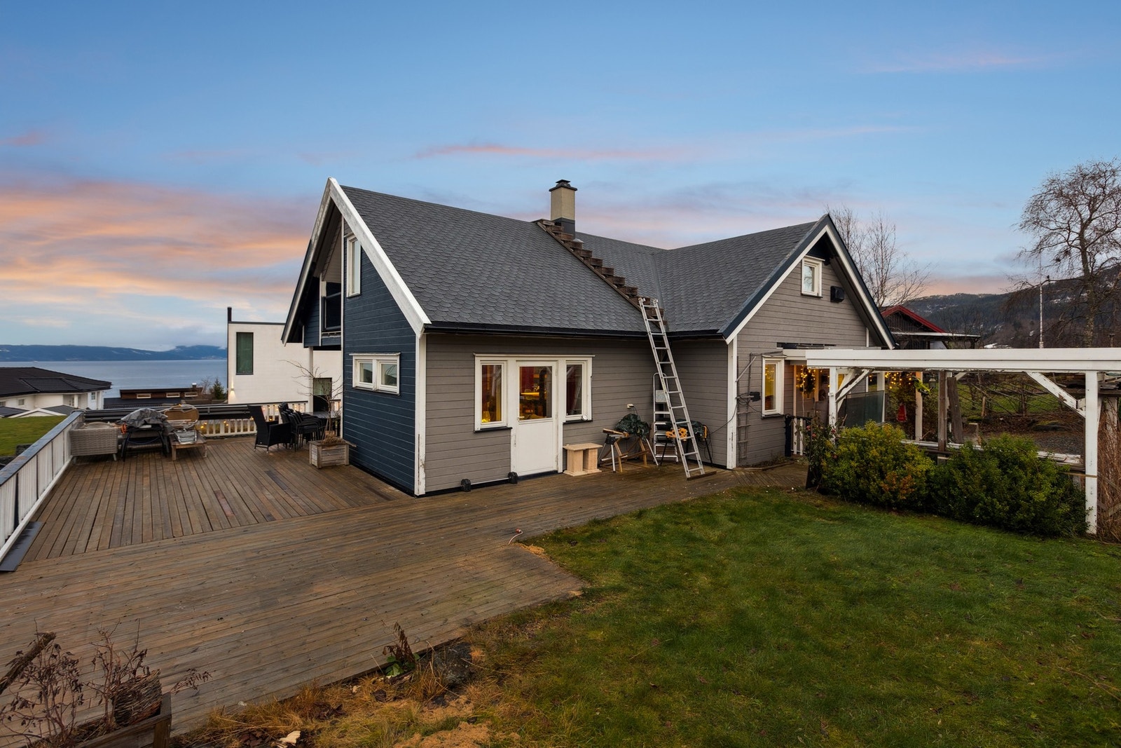 Tomten er på romslige 720 kvm, og er allerede utnyttet med 107 kvm terrasse. Galleribilde