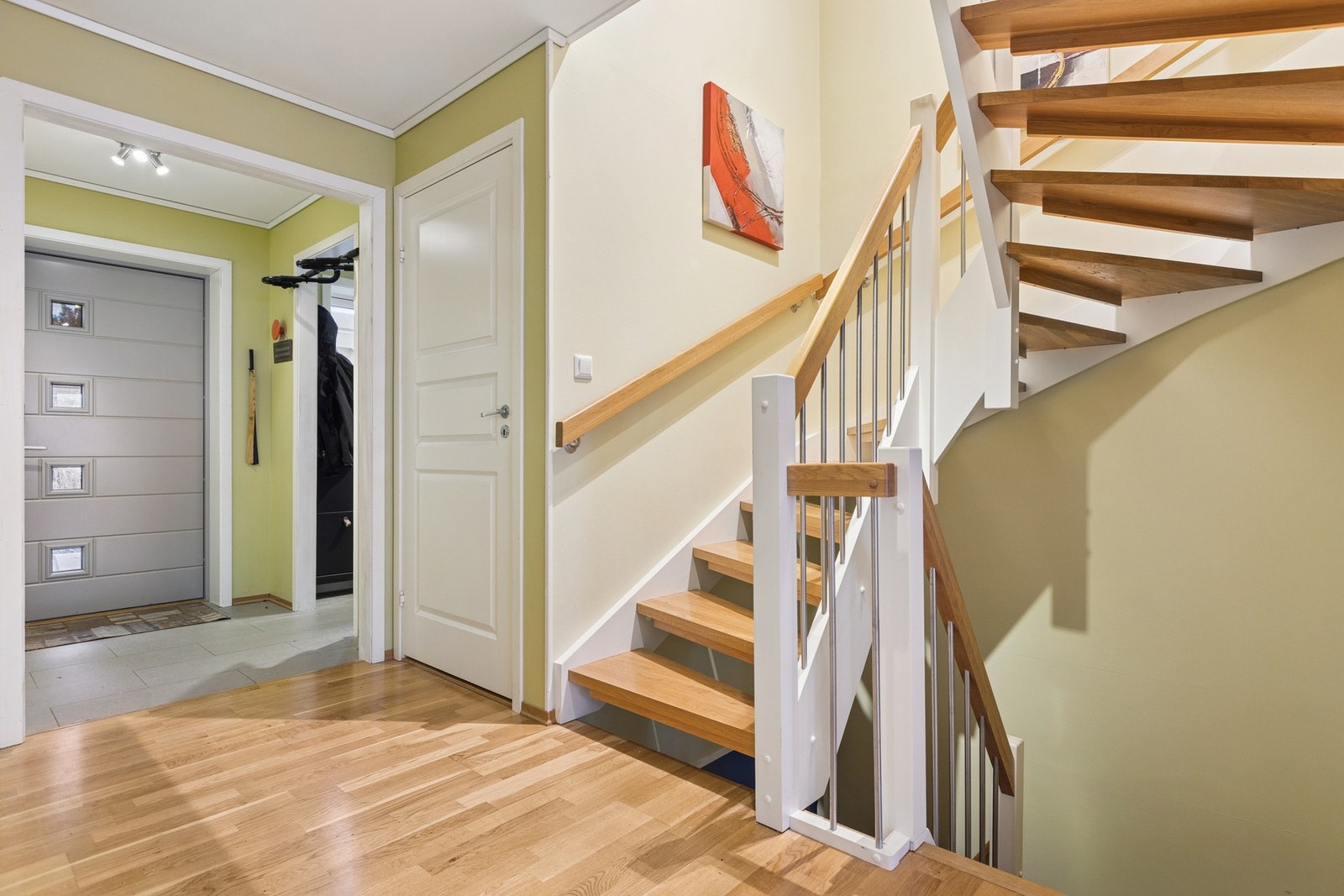 Velkommen inn! Entreen er luftig, og har egne soner for oppbevaring av jakker og sko. Galleribilde