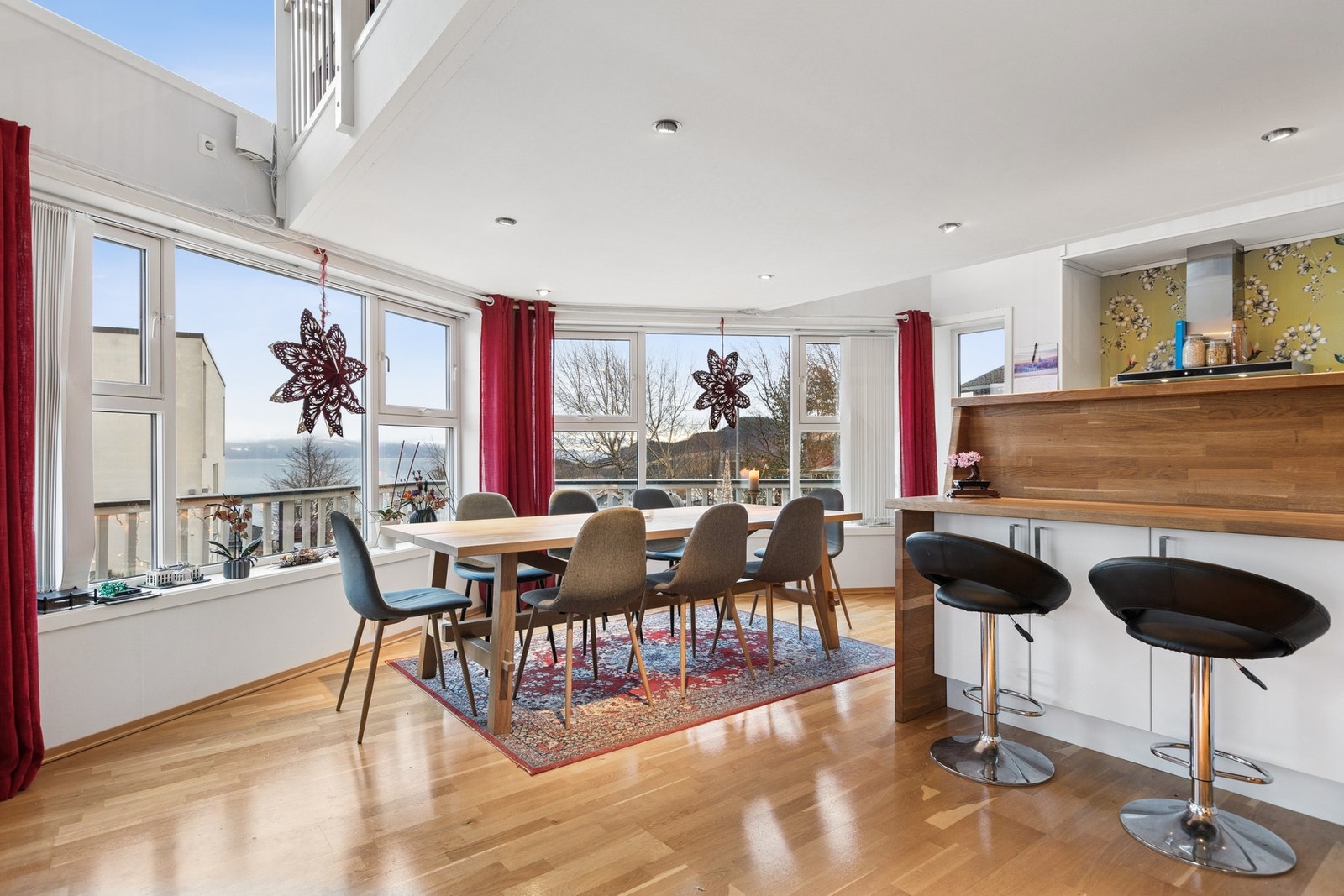 I tillegg til spisestue, er det en enkel barløsning for frokost eller kveldsmat. Galleribilde