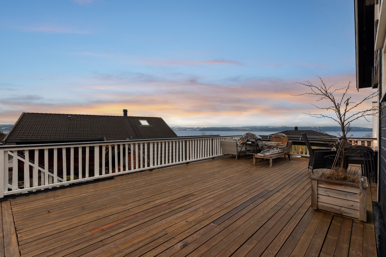 Terrassen er sørvestvendt, og har dermed sola hele dagen. Galleribilde