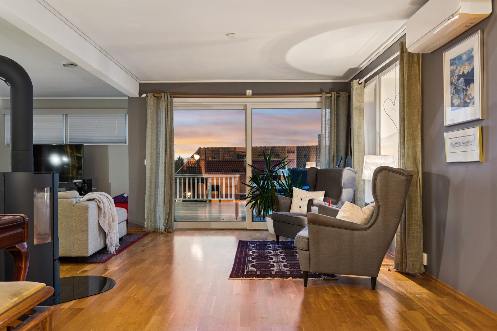 Fra stuen er det utgang til terrasse og boligens hage. Galleribilde