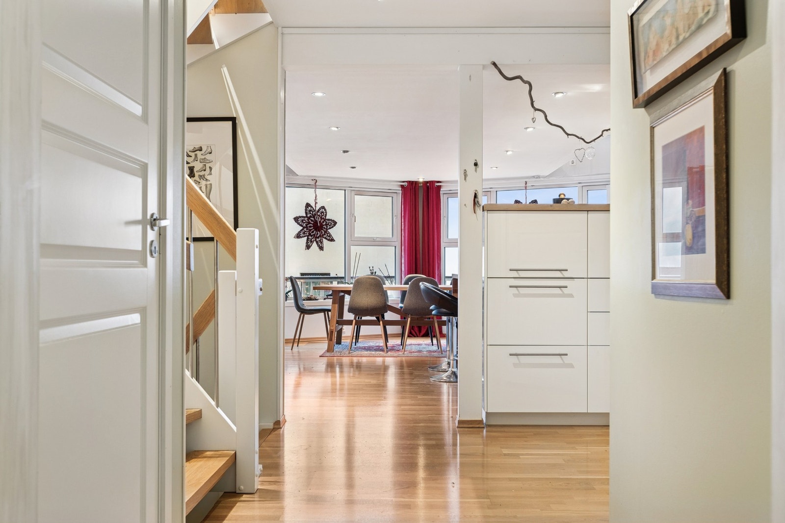 I første etasje finner man kjøkken, spisestue, stue, bad og soverom, samt vaskerom og bod. Galleribilde