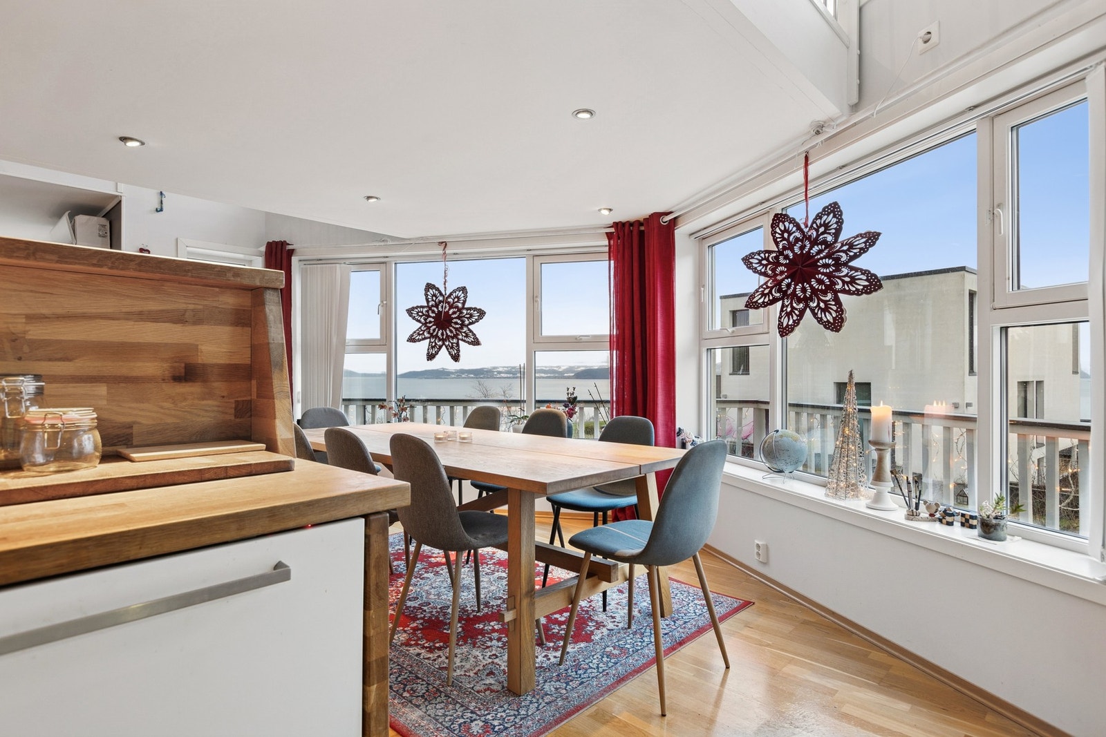 I direkte tilknytning til kjøkkenet finner man spisestuen. Galleribilde