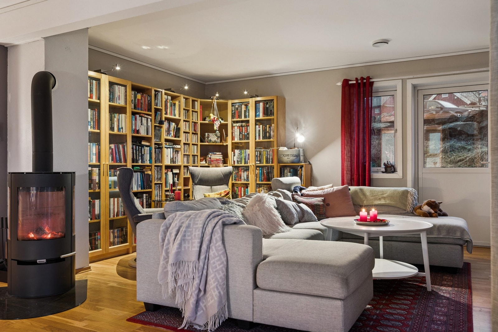 Boligen har vedfyring, varmepumpe og elektrisitet som oppvarmingskilder. Galleribilde