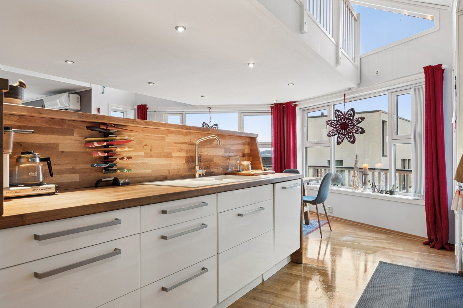 Det er godt med benke- og skapplass. Galleribilde