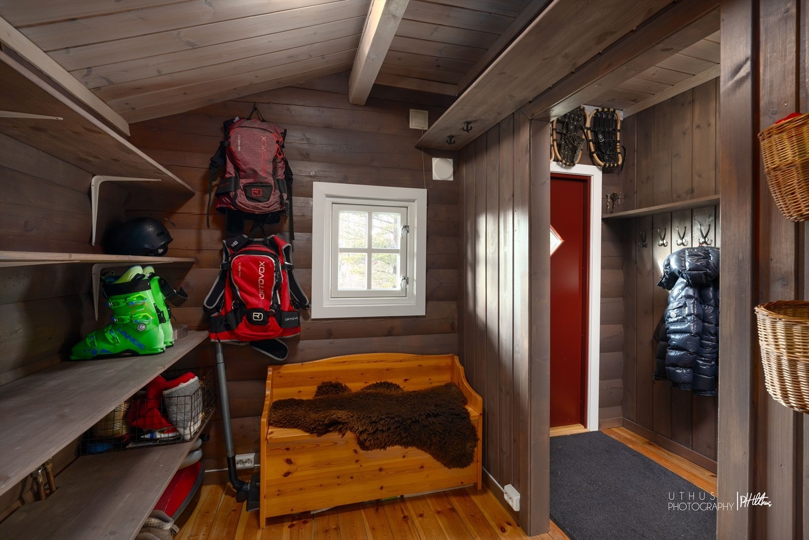 Stor og praktisk gang, men masse av oppbevaringsplass. Galleribilde