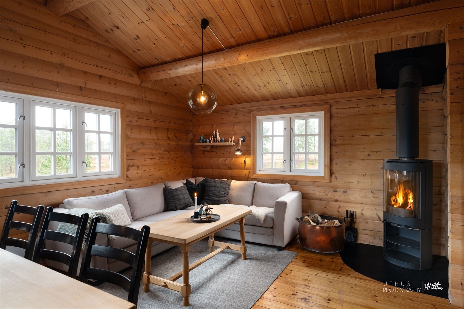 Koselig stue med peis som varmer. Galleribilde