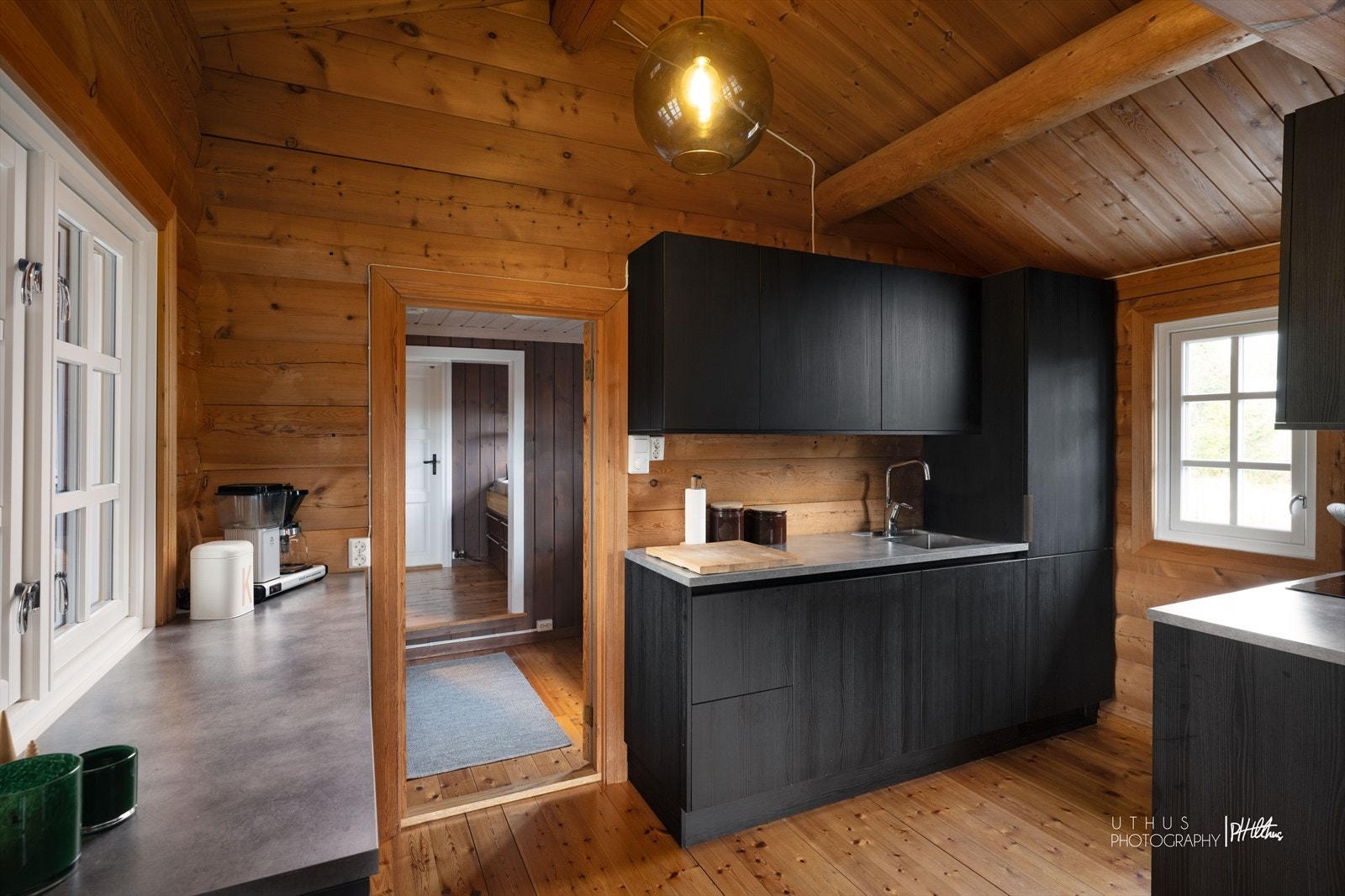 Delikat kjøkken med lekre fronter og godt med oppbevaringsplass. Galleribilde