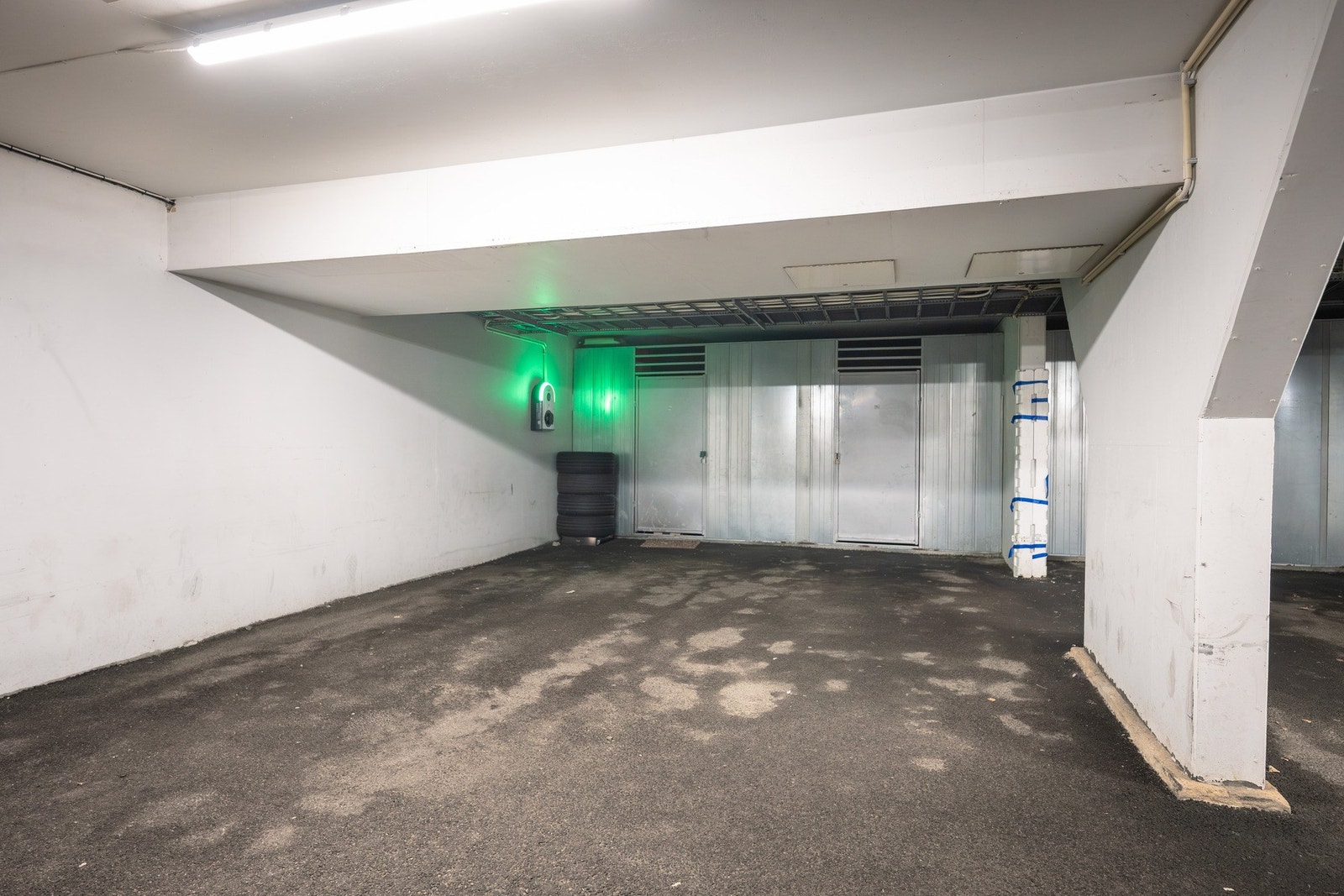 Det medfølger garasjeplass med elbillader i lukket garasjeanlegg. Bak garasjeplassen er det tilhørende bod på ca. 5kvm. Galleribilde