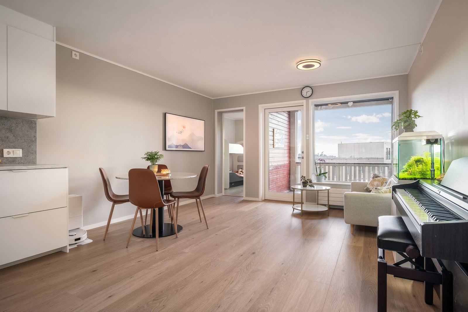 Romslig stue med god plass til sofagruppe og øvrig møblement. Galleribilde