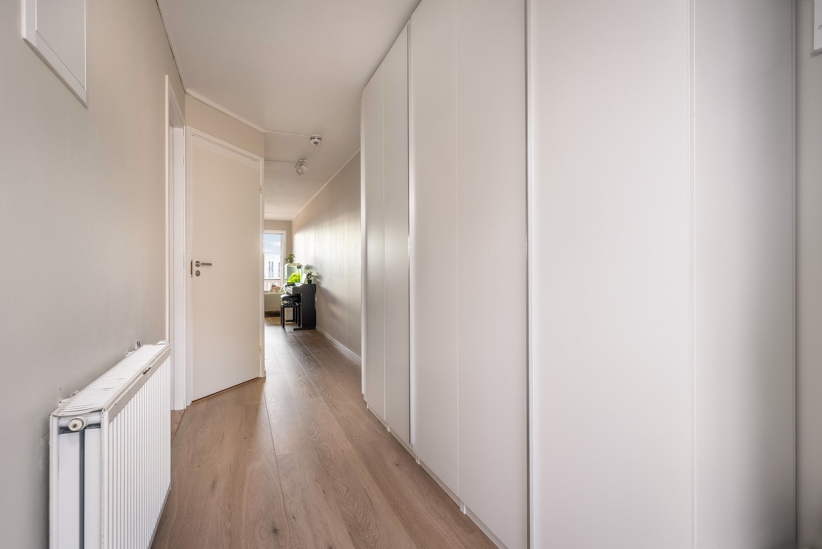 Entré med stor garderobe som gir rikelig med oppbevaringsplass. Galleribilde