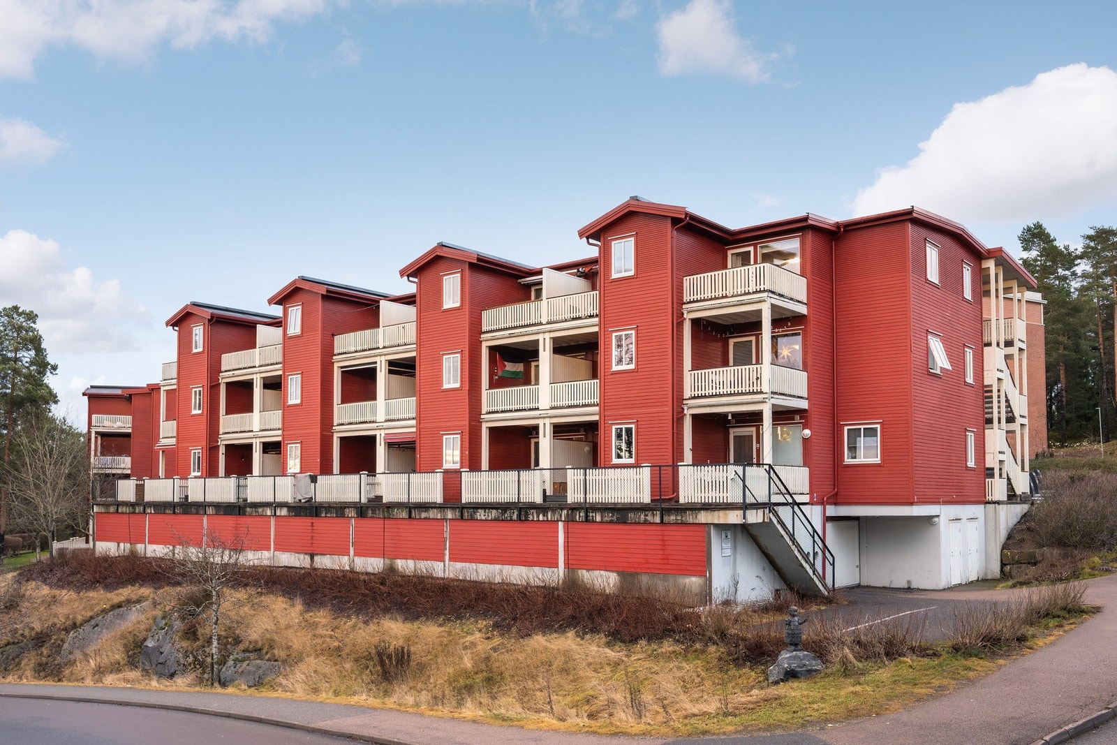 Fra leiligheten er det kort vei til offentlig transport, servicetilbud og fine turområder i marka. Galleribilde