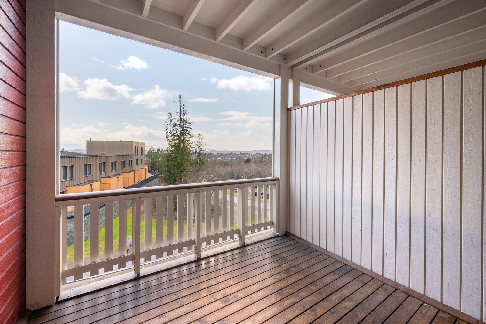 Lys og gjennomgående 3-roms leilighet med solrik, vestvendt balkong og nydelig utsikt. Galleribilde