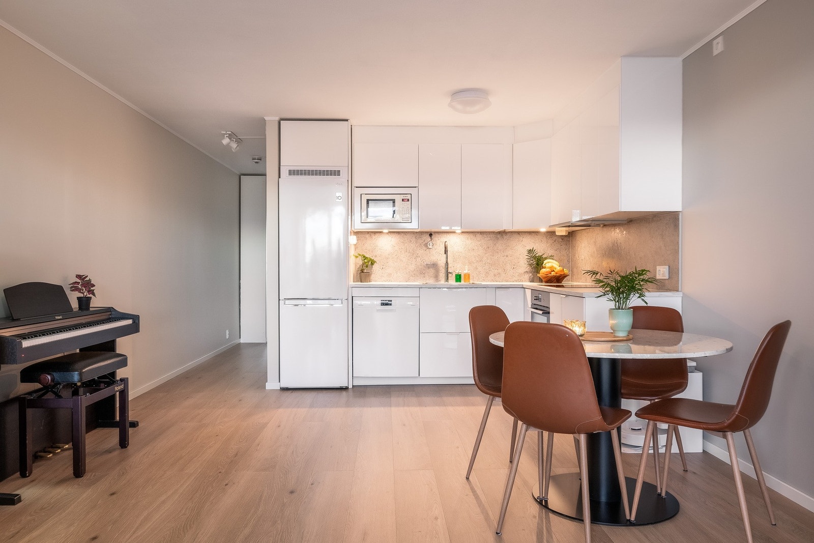 Moderne kjøkken i åpen og sosial løsning mot stuen. Galleribilde