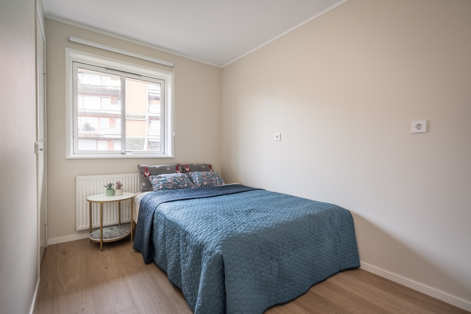 Romslig hovedsoverom med god plass til dobbeltseng og garderobeskap. Galleribilde