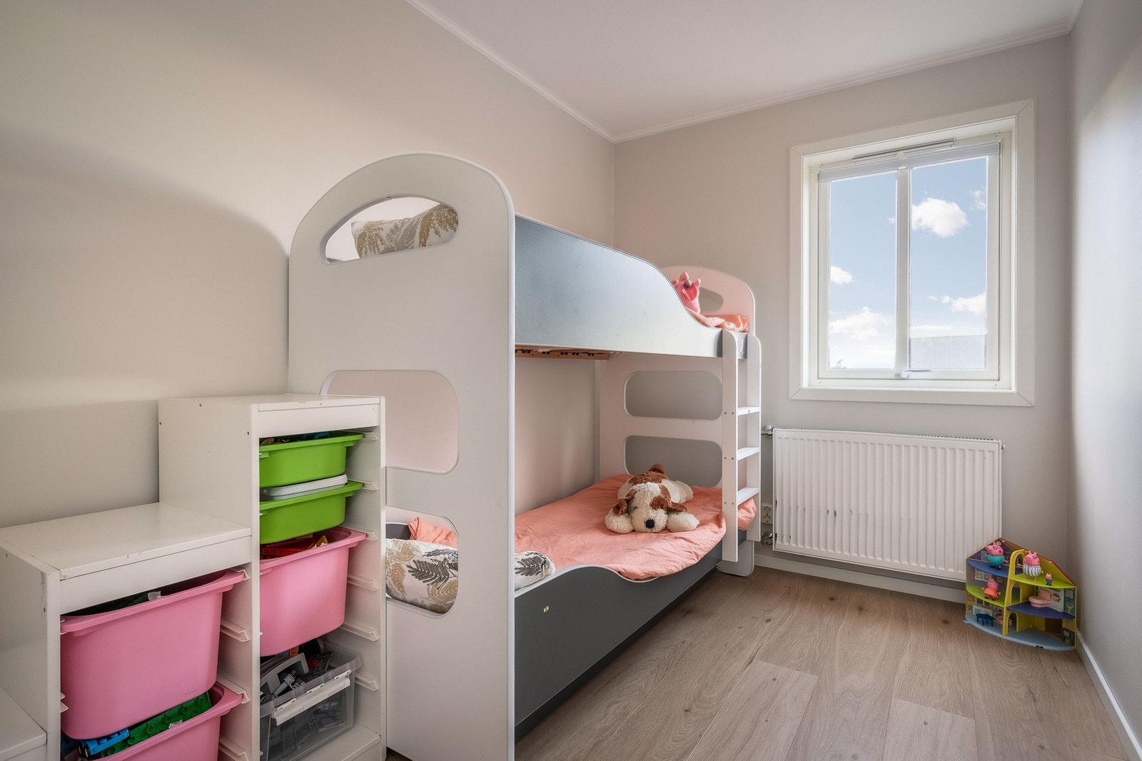 Soverom 2 er lyst og innbydende med plass til seng og garderobeløsning. Galleribilde