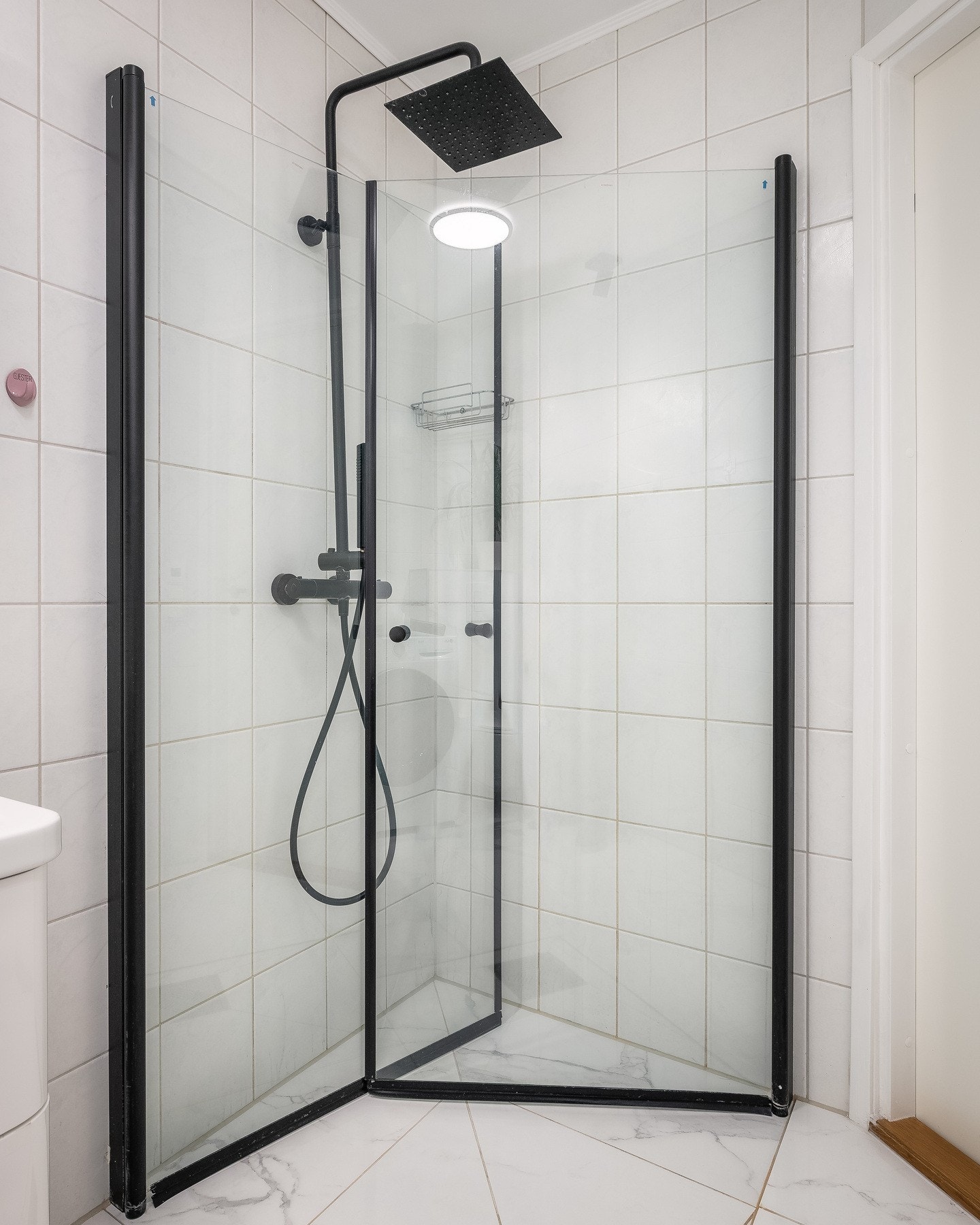 Badet ble oppgradert i 2024 med bl.a. nye gulvfliser og gulvvarme. Galleribilde