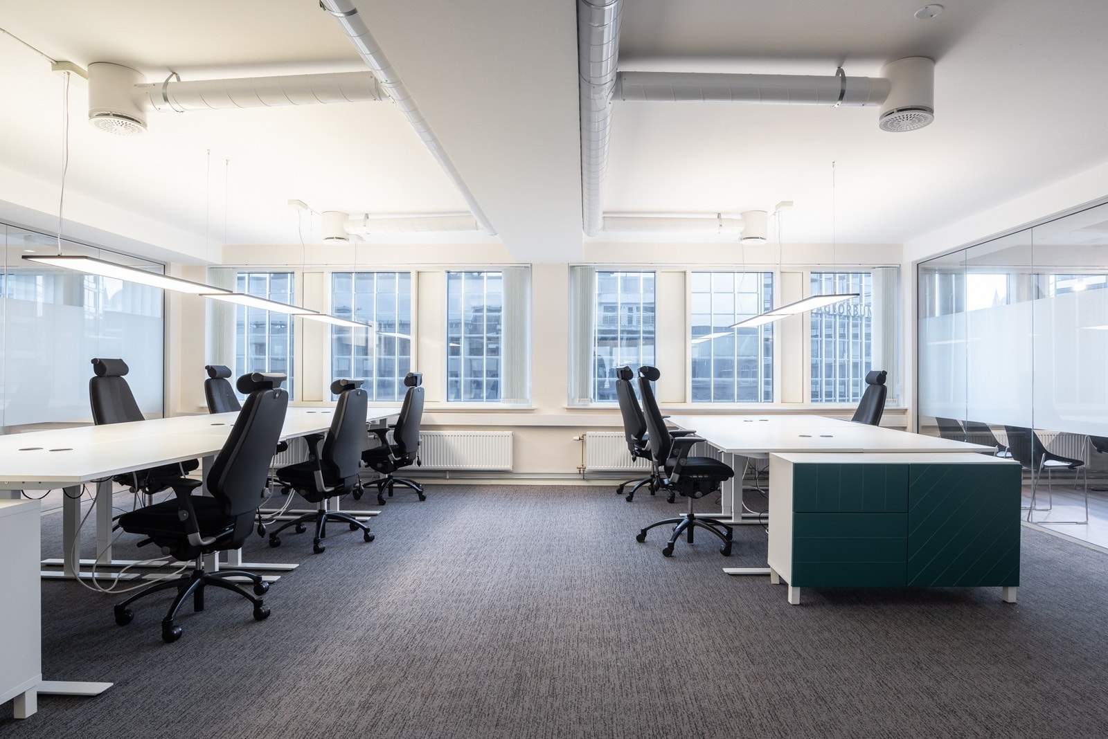 Det er godt med vinduer i lokalet som legger til rette for gode arbeidsplasser - Referansebilde Galleribilde