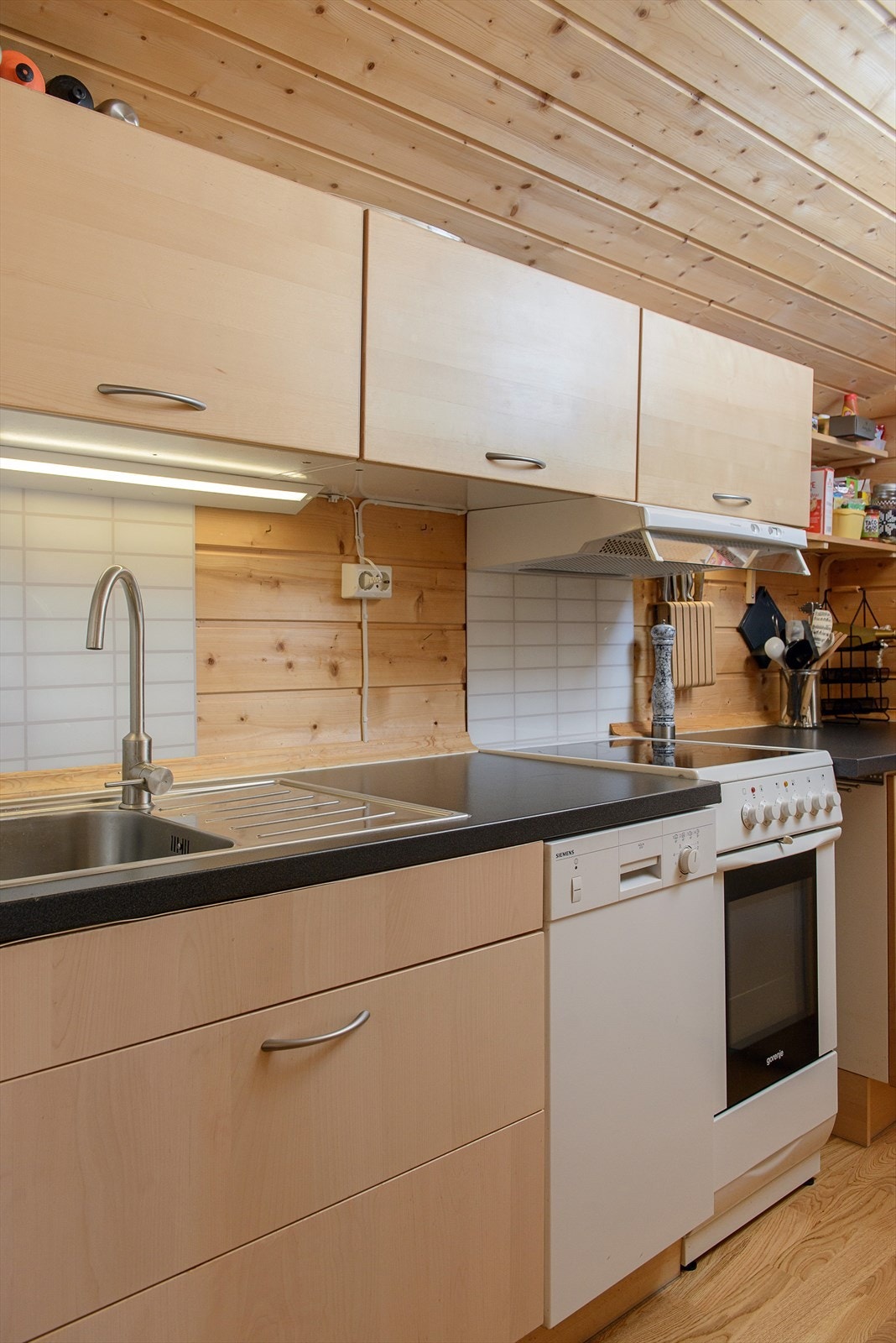 På kjøkkenet er det gode oppbevaringsmuligheter i over- og underskap, samt god arbeidsplass på laminert benkeplate. Galleribilde