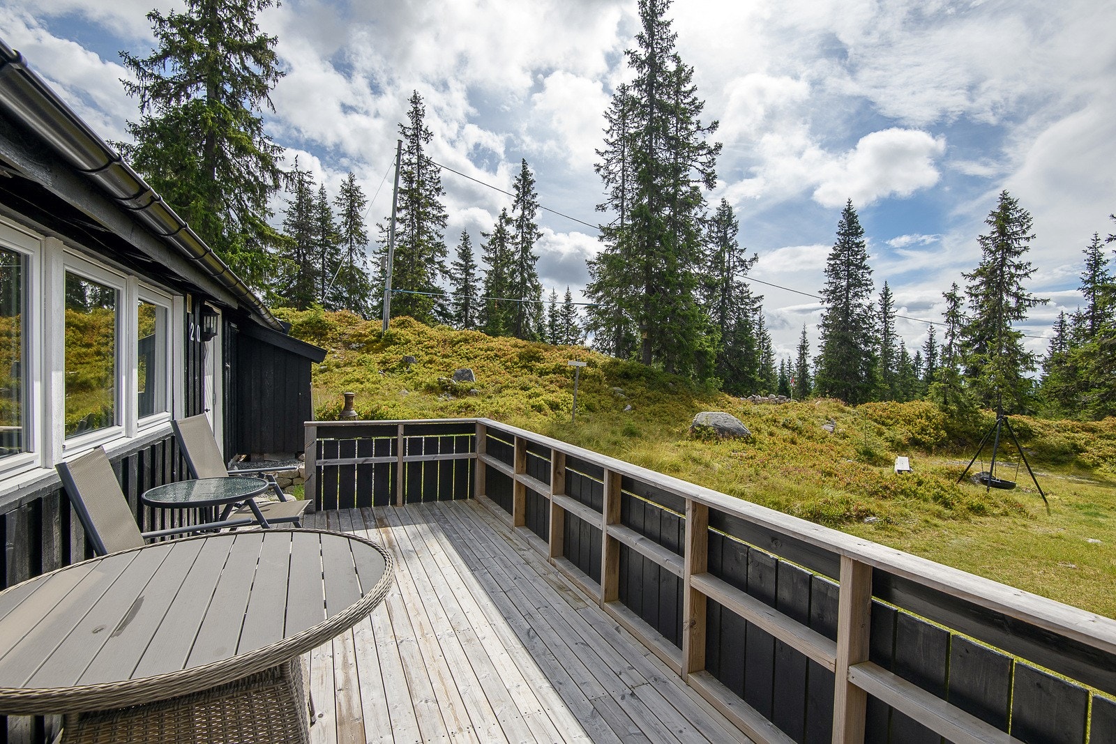 Hytta ligger på flat tomt på festet naturtomt, med vinterbrøytet kjørevei helt frem til eiendommen. Galleribilde