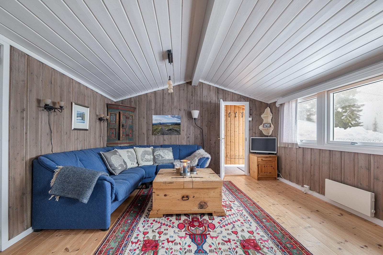 Romslig stue med god plass til sofa og tilhørende møblement. Galleribilde