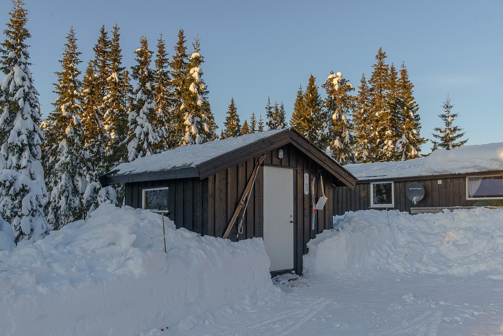Eiendommen inneholder frittstående uthus på 8 kvm. Galleribilde