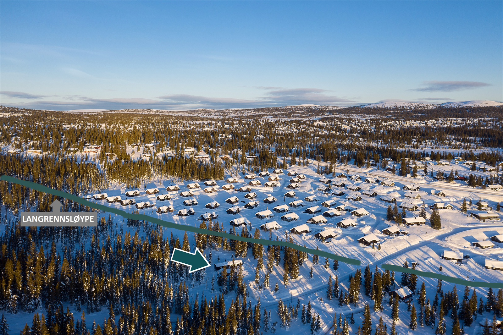 Hytta ligger usjenert til i et populært hytteområde på Sjusjøen. Galleribilde