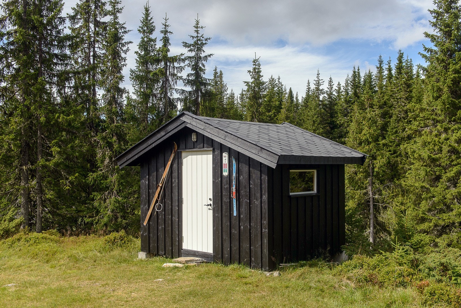 Uthus ved hytta. Galleribilde