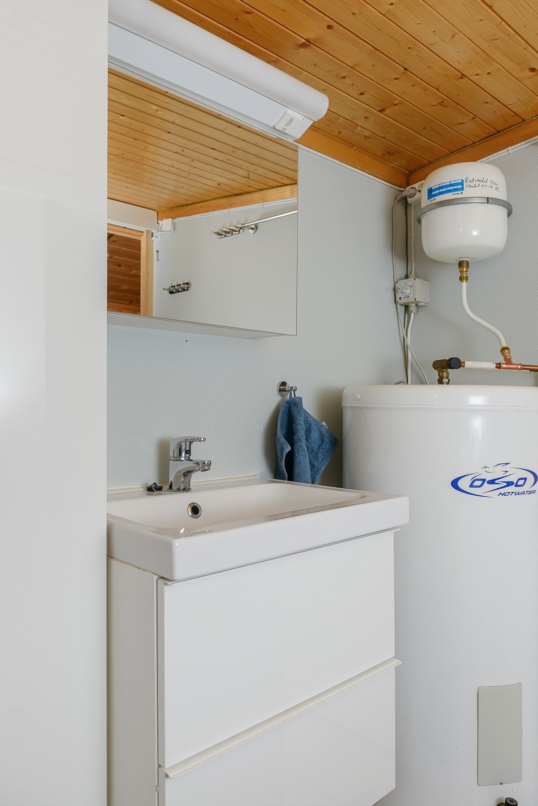 På baderommet er det opplegg for vaskemaskin og varme i gulv. Galleribilde