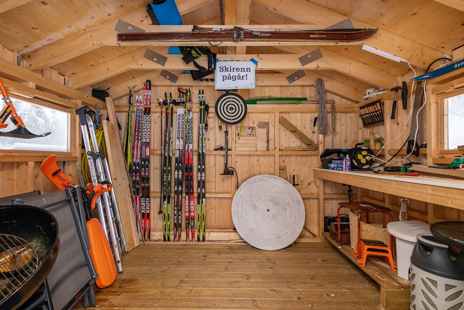 Her er det god plass for skiutstyr mm. Galleribilde