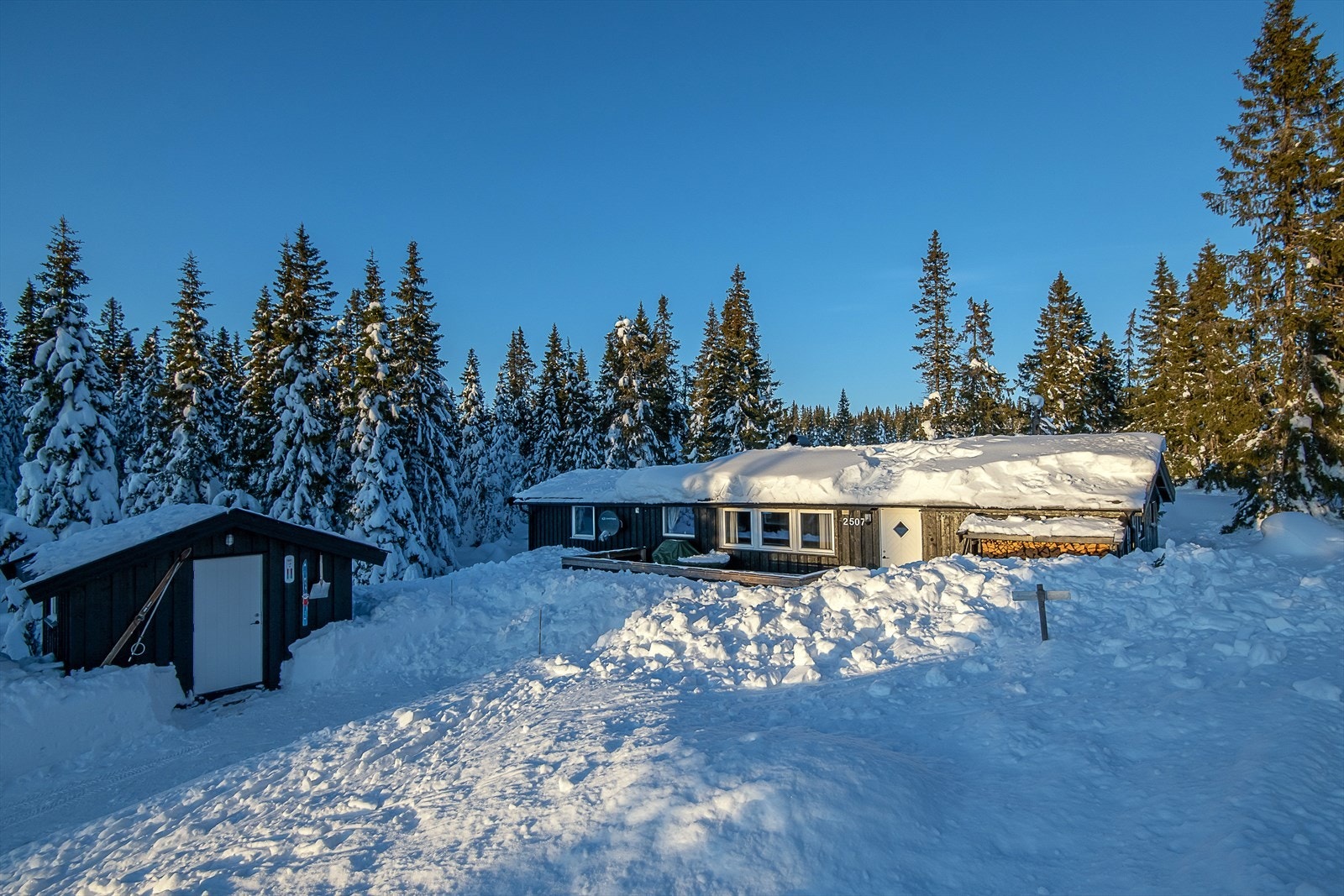 Velkommen til Sjusjøen-Brøttum 2507! Koselig hytte med frittstående utebod. Galleribilde
