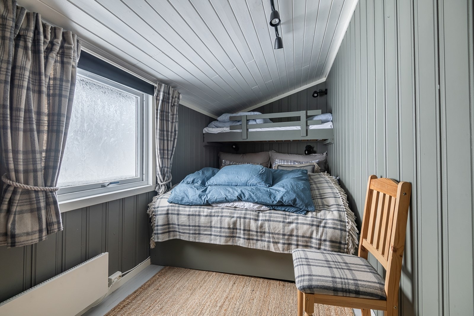 Soverom 2 med dobbeltseng og overkøye. Det er god plass for kommode/garderobeskap for oppbevaring på soverom 1 og 2. Galleribilde