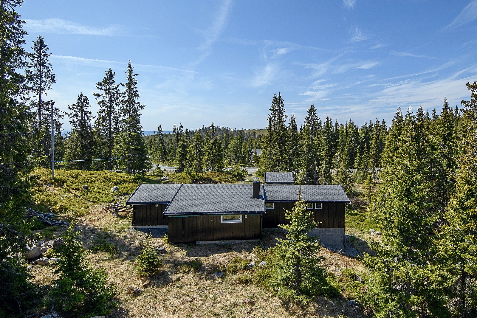 Koselig hytte med frittstående utebod. Galleribilde