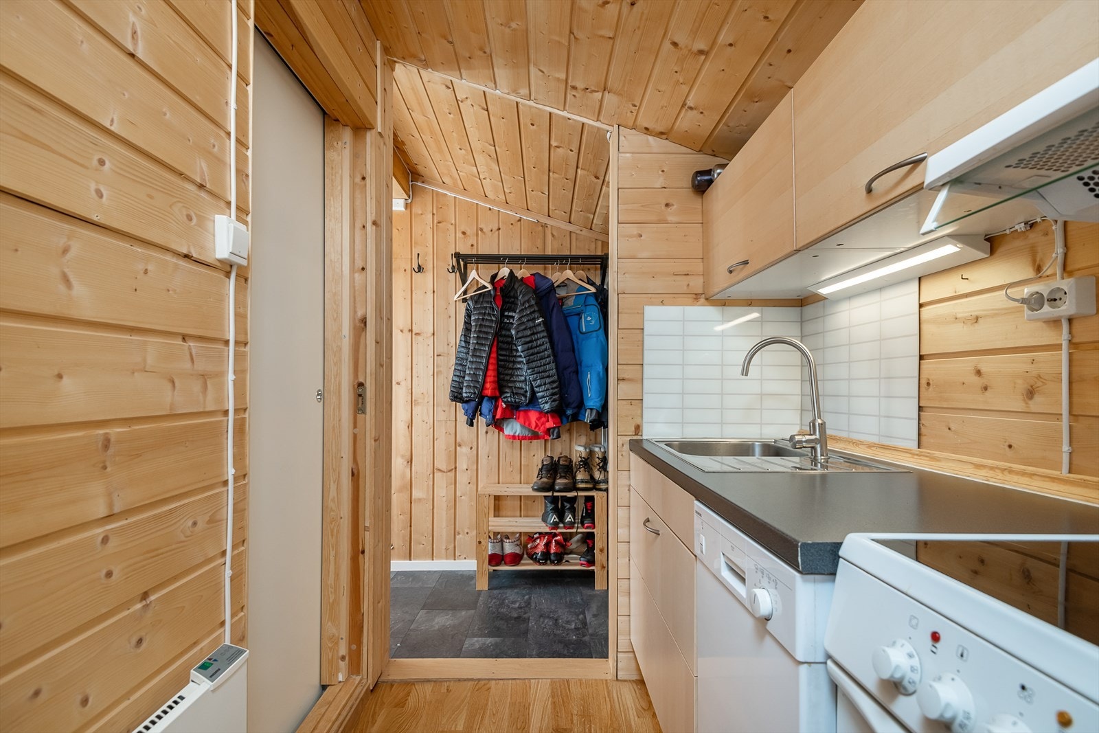 Plass for komfyr, oppvaskmaskin og kjøle/fryseskap. Her ligger alt til rette for å lage de gode hyttemåltid! Galleribilde