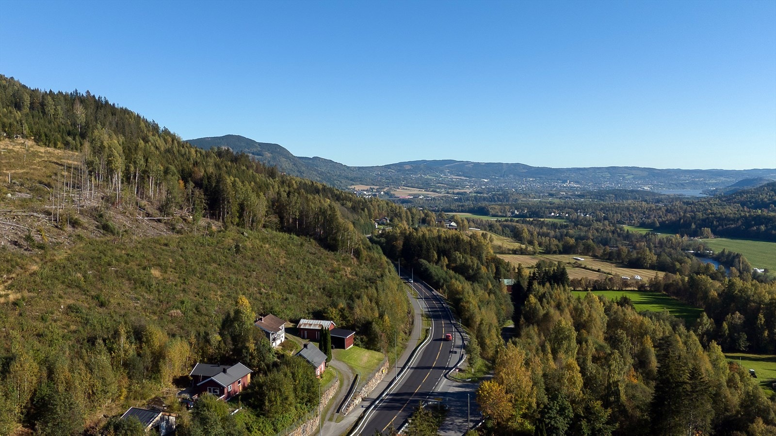 Eiendommene ligger kun ca. 10 minutters kjøring fra Lillehammer sentrum. Galleribilde